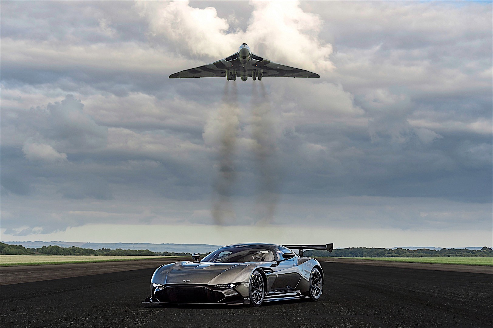 Aston Martin Vulcan photo 21