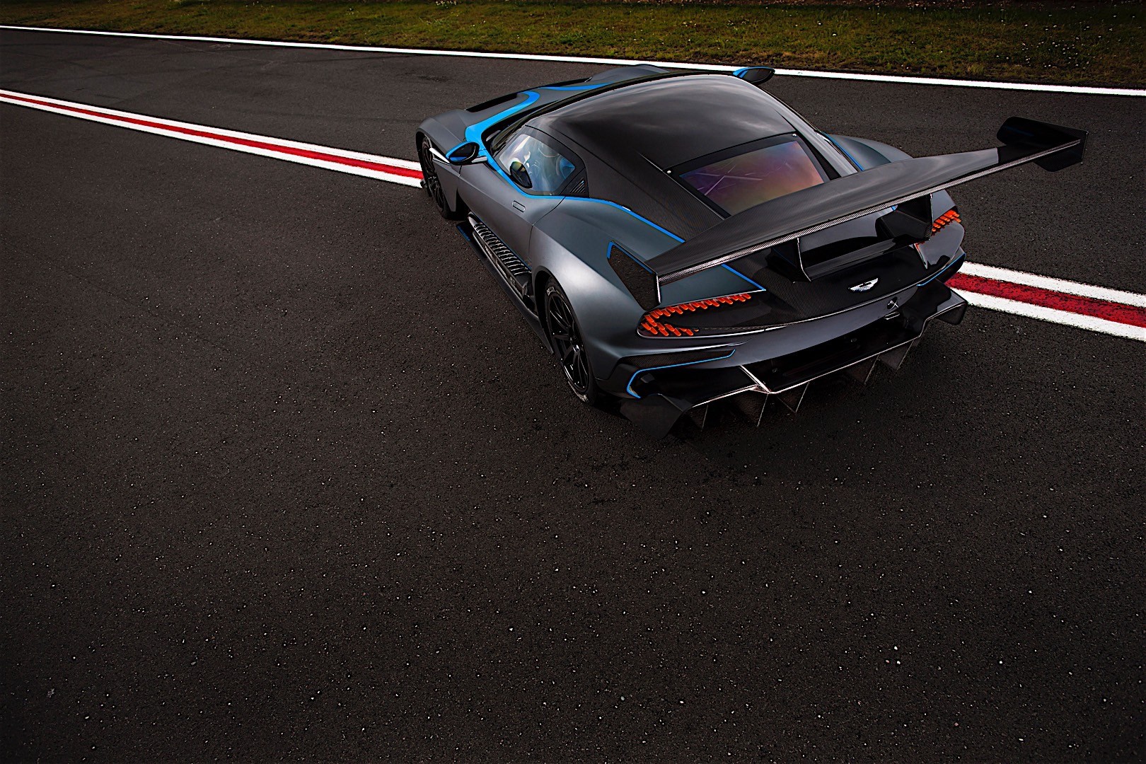 Aston Martin Vulcan photo 22