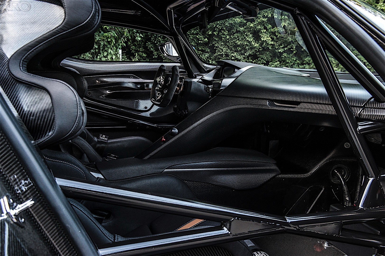 Aston Martin Vulcan photo 33