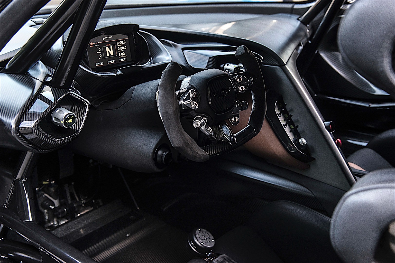 Aston Martin Vulcan photo 34