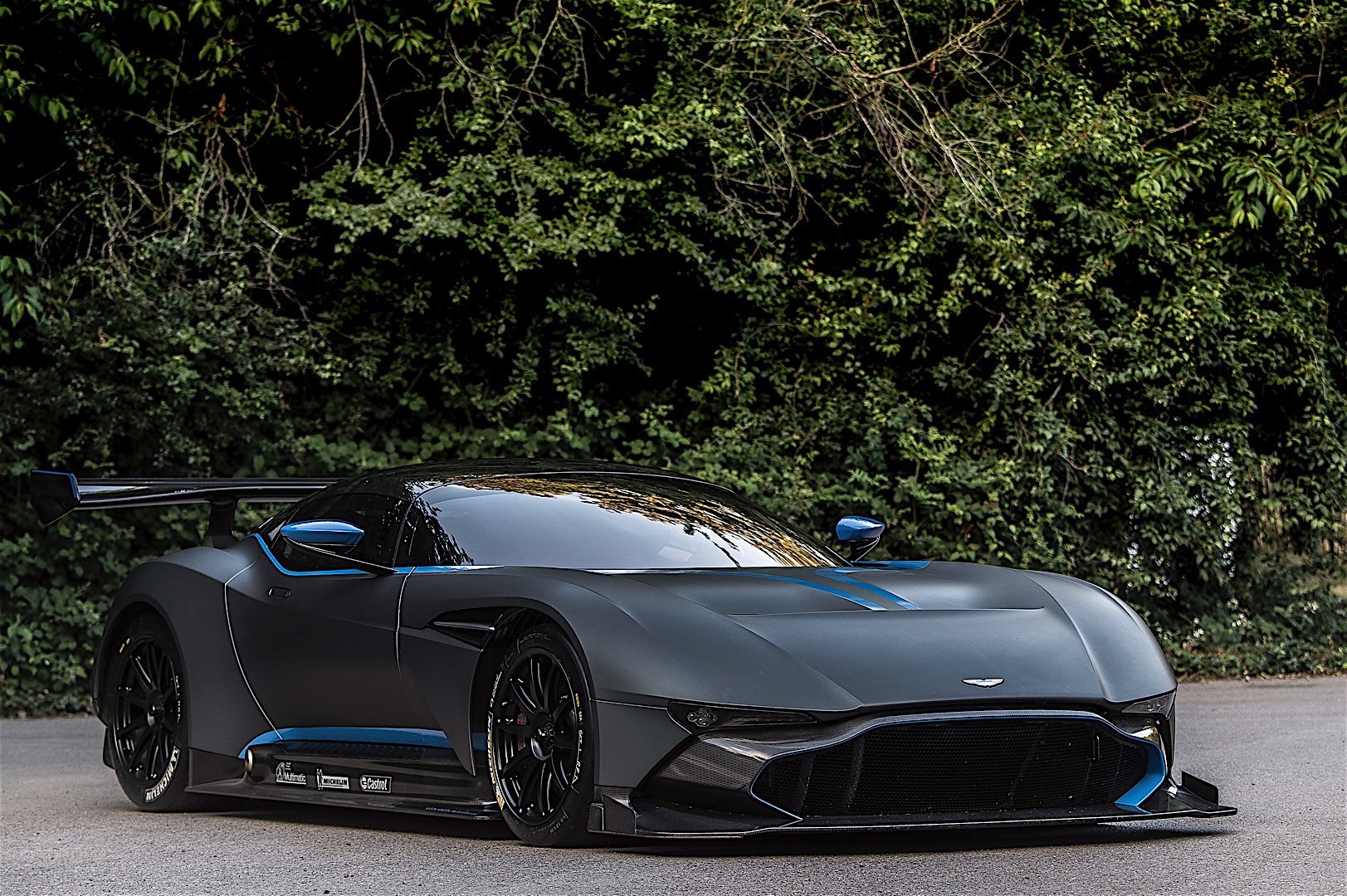 Aston Martin Vulcan photo 2