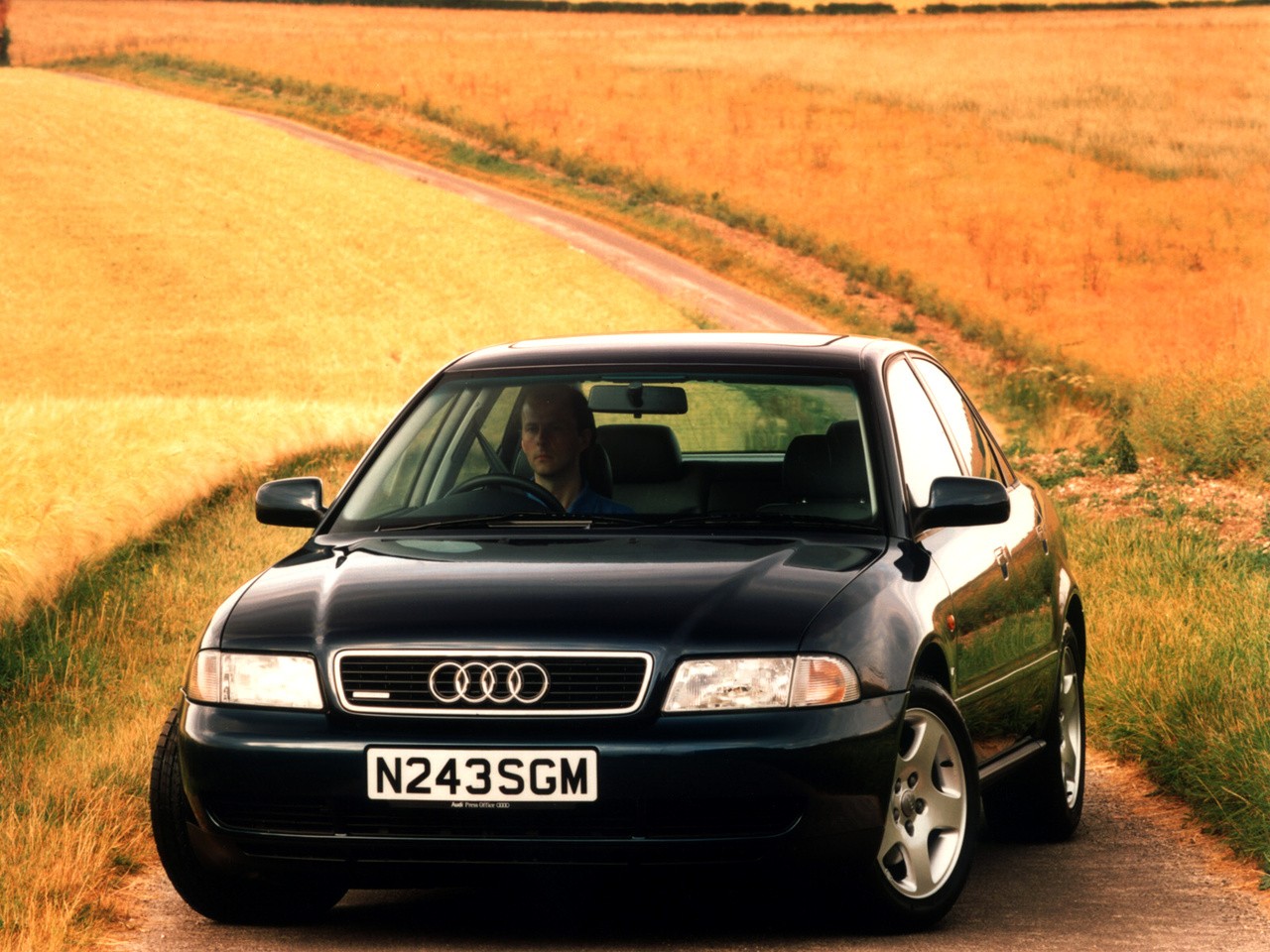 Audi A4 photo 11