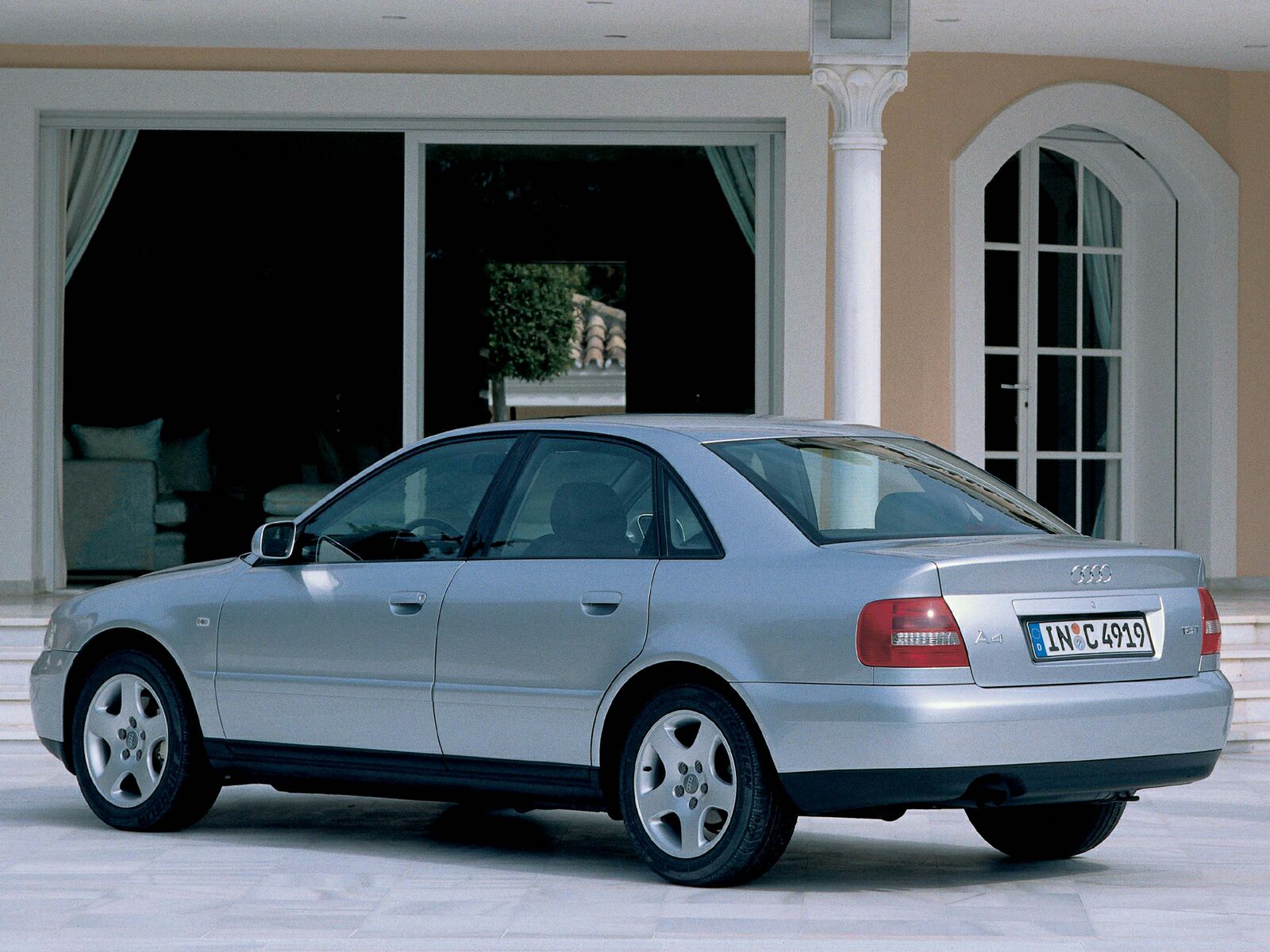 Audi A4 photo 28