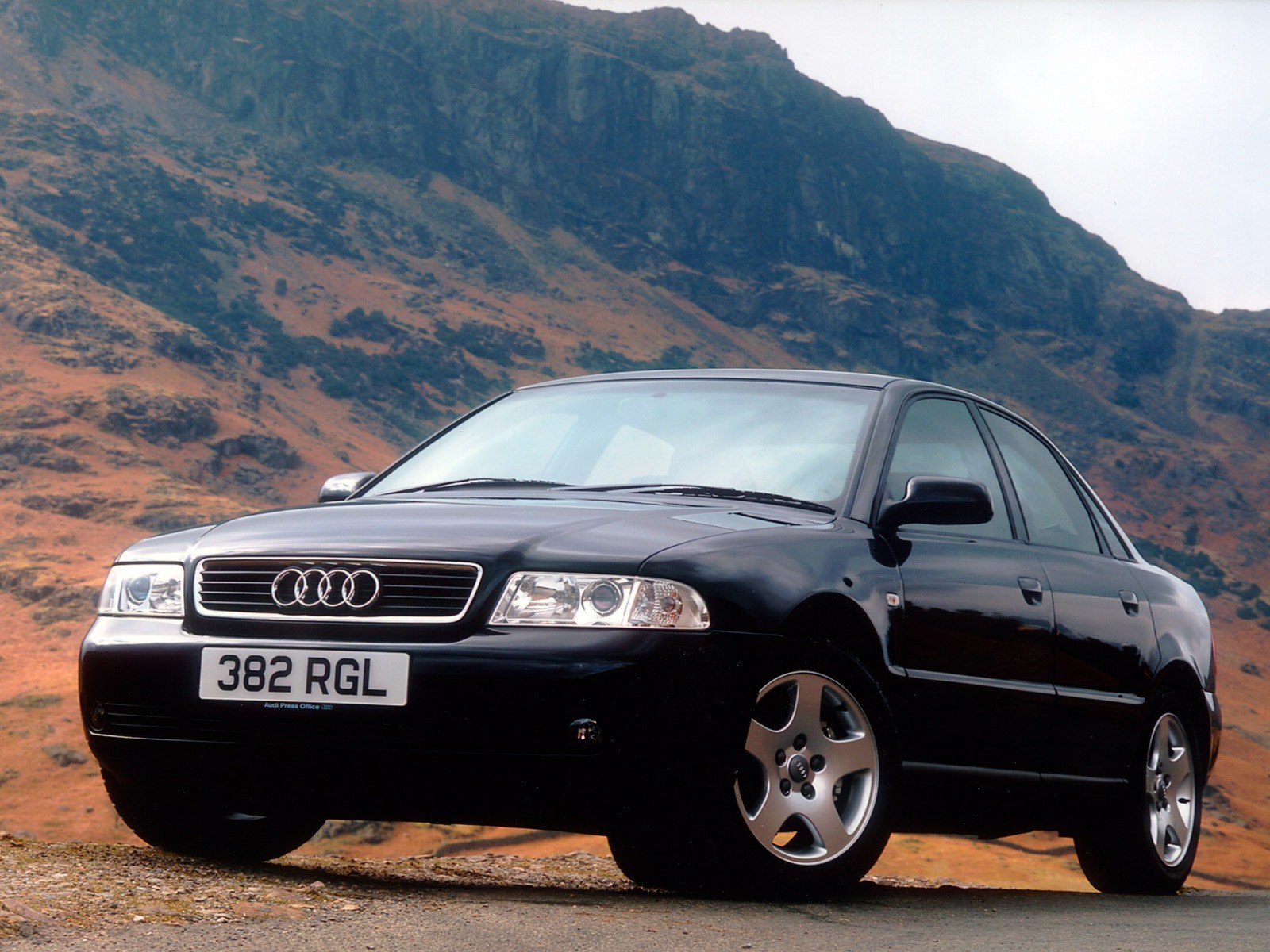 Audi A4 photo 30