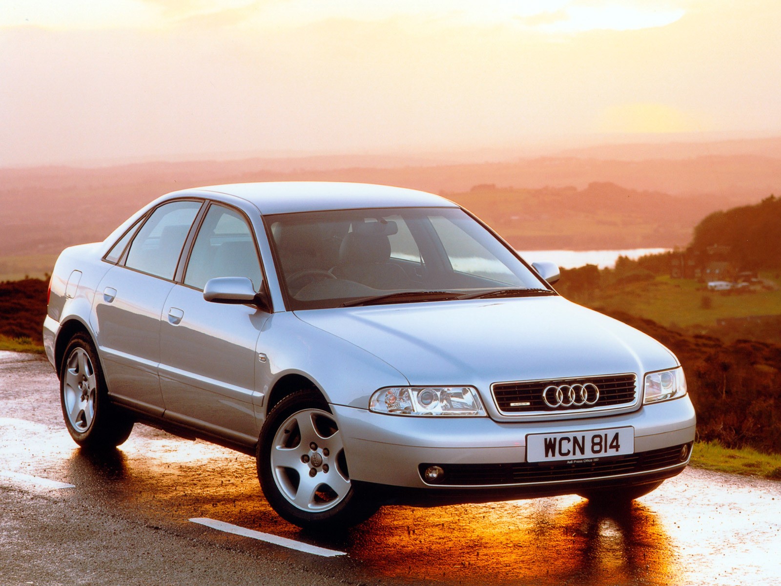 Audi A4 photo 32