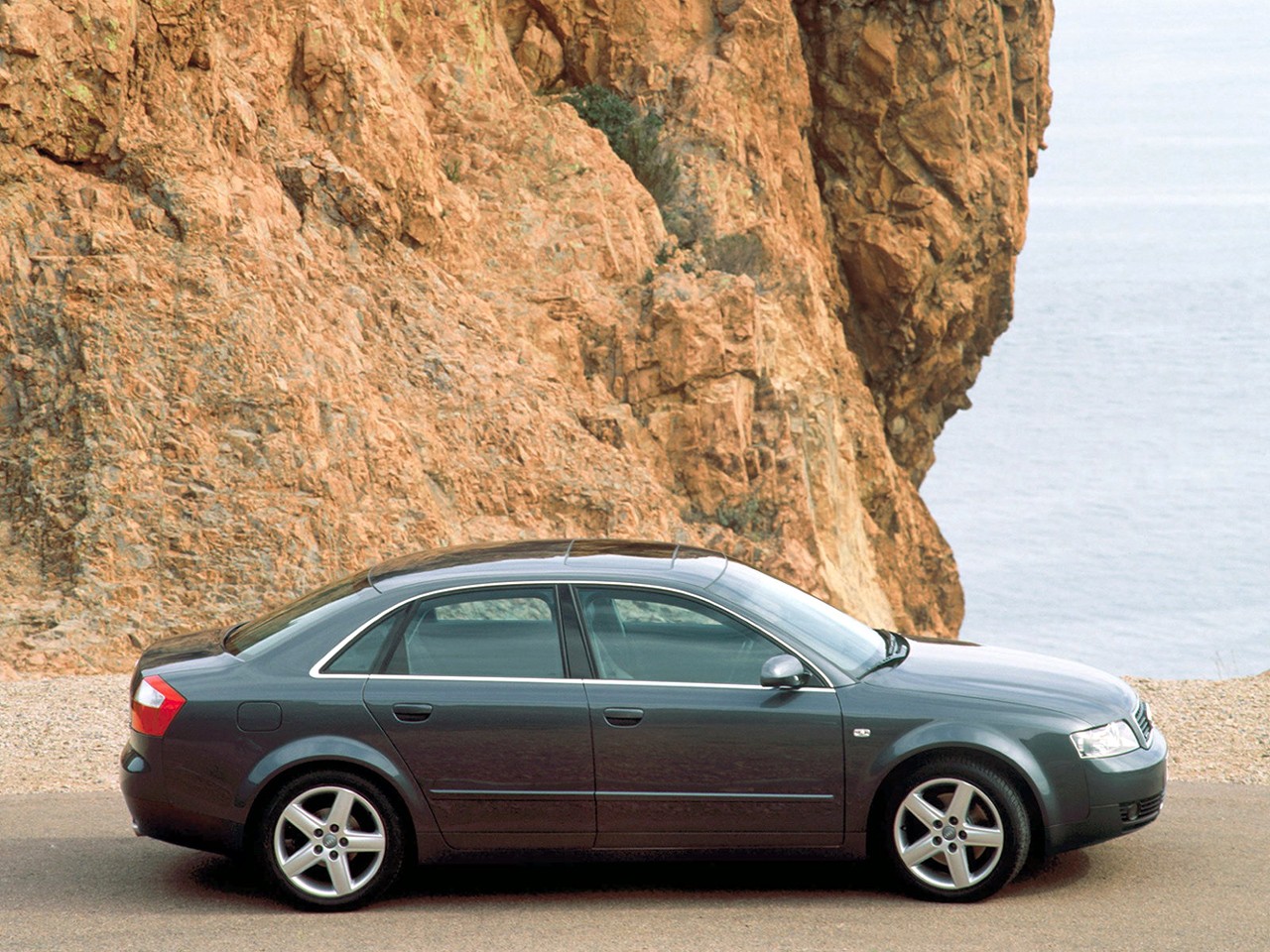Audi A4 photo 32