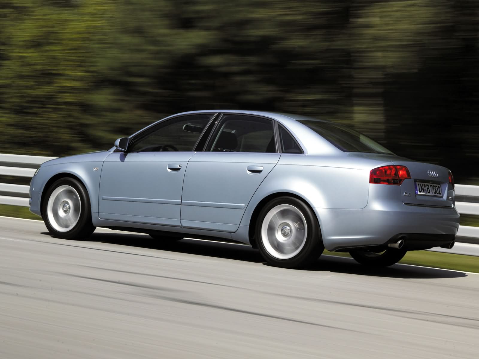 Audi A4 photo 23