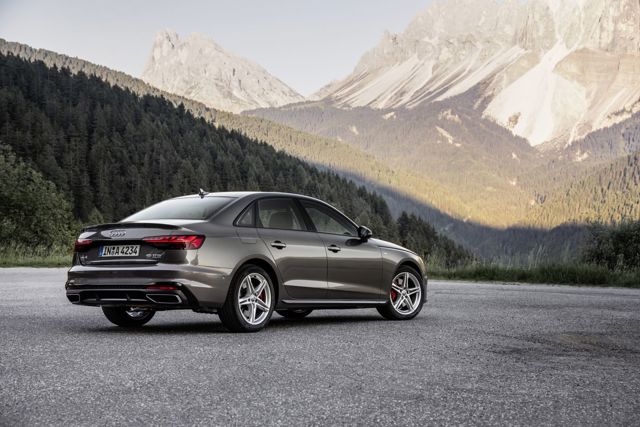 Audi A4 photo 26