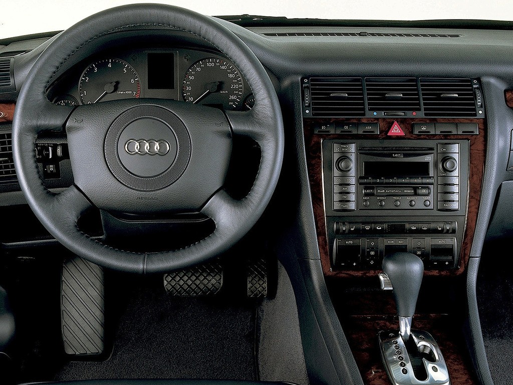 Audi A8 (D2) photo 27