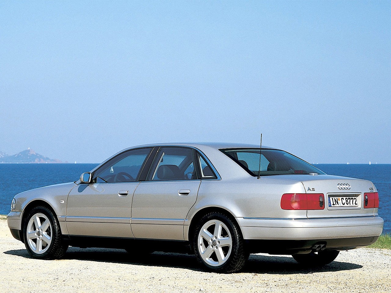 Audi A8 (D2) photo 8