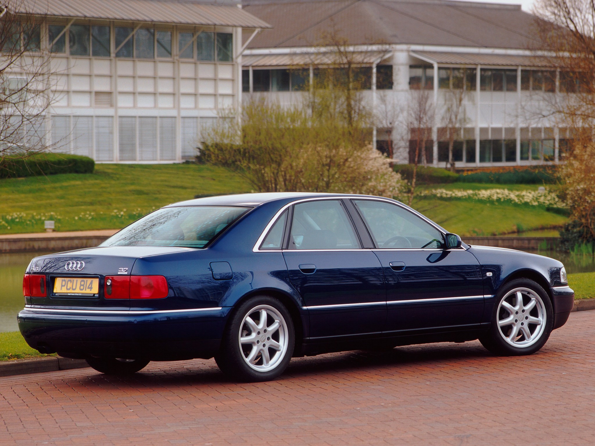 Audi A8 (D2) photo 11