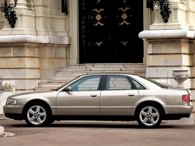 Audi A8 (D2) photo 3