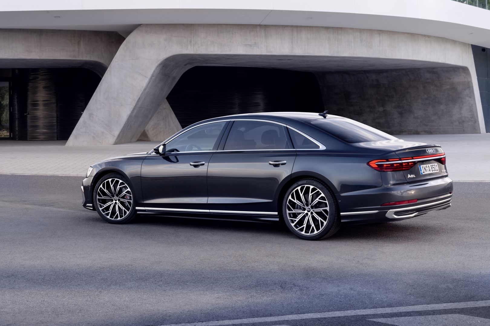 Audi A8 photo 31