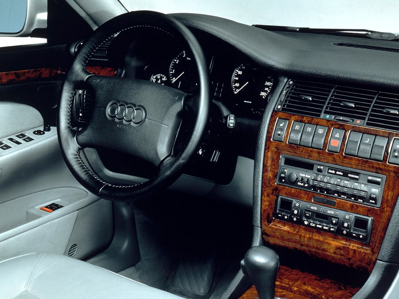 Audi A8 photo 31