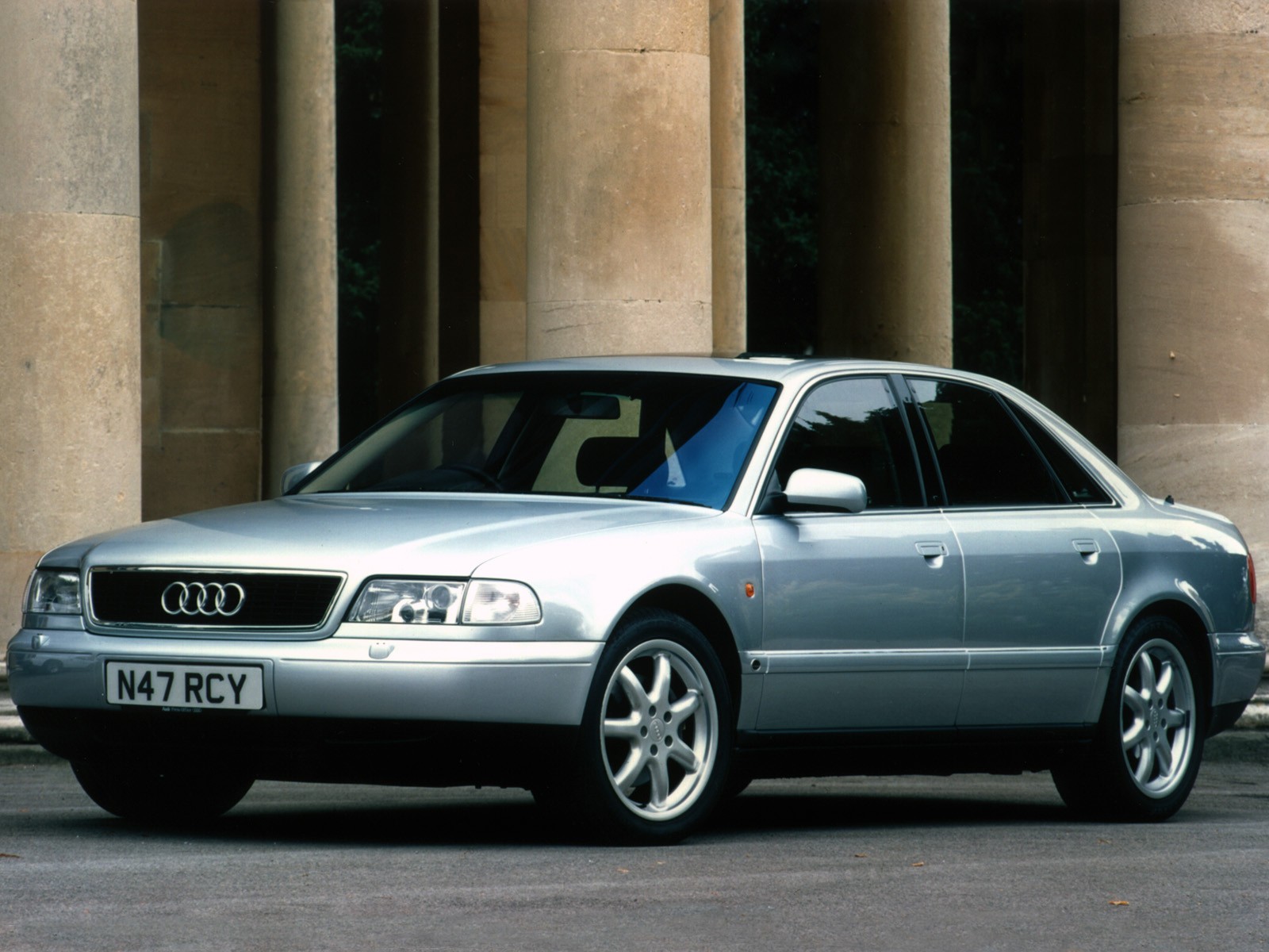 Audi A8 photo 20
