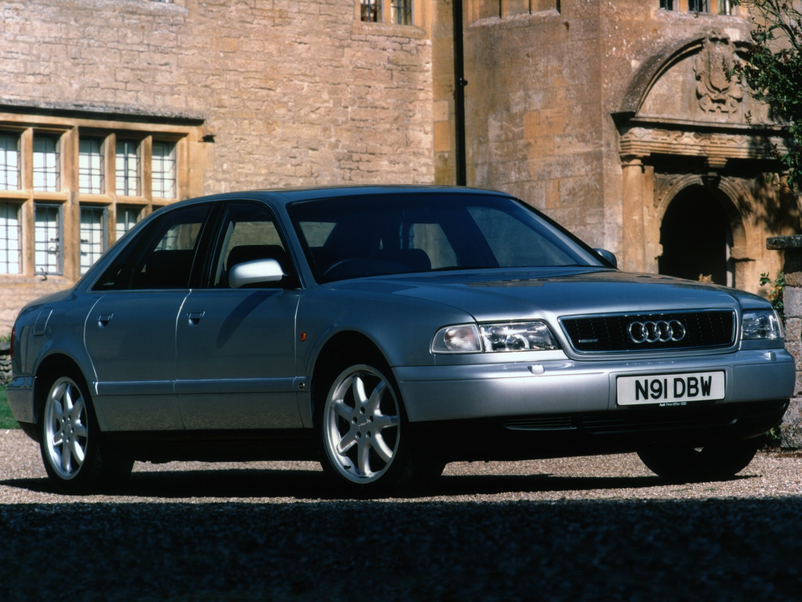 Audi A8 photo 21
