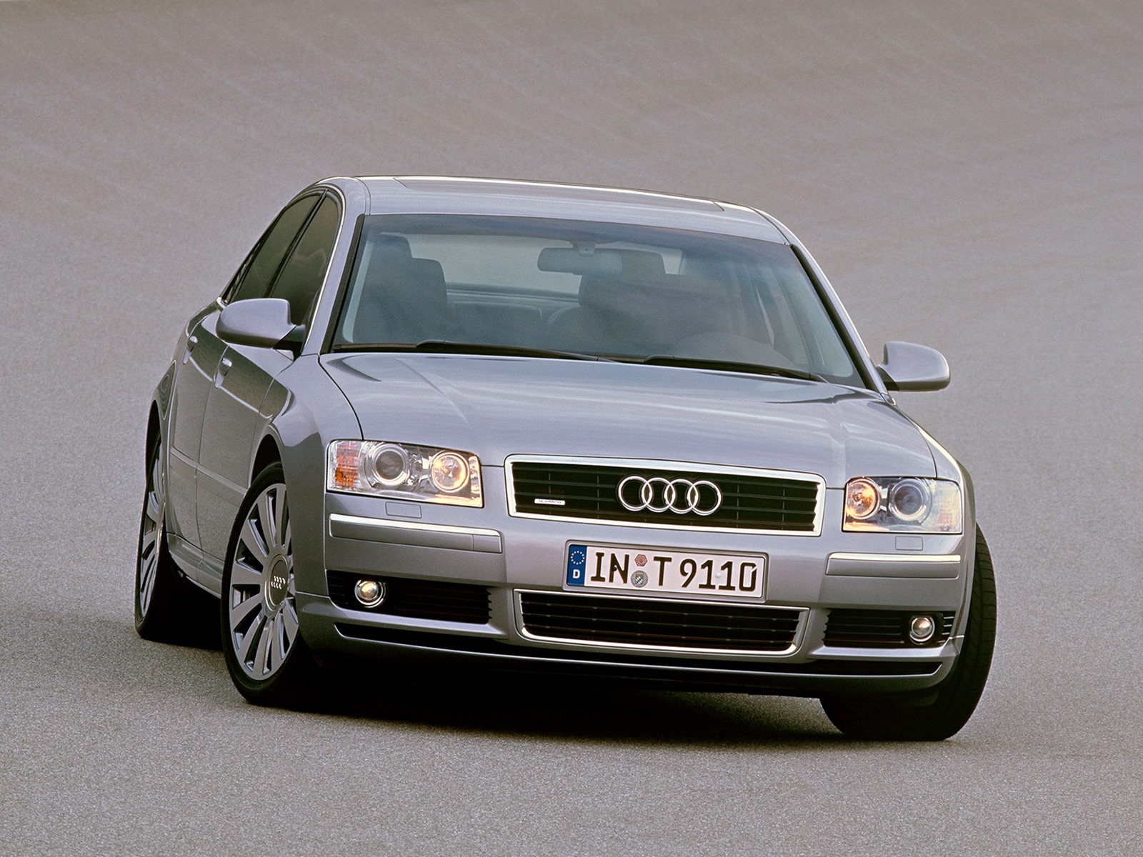 Audi A8 photo 18