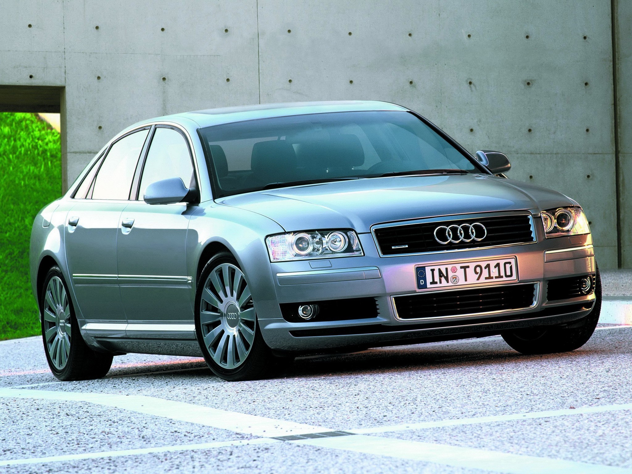 Audi A8 photo 25
