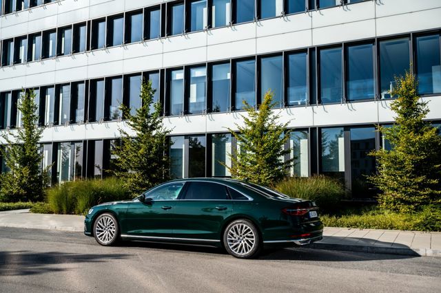 Audi A8 photo 17