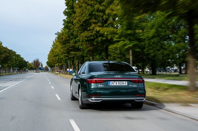 Audi A8 photo 24