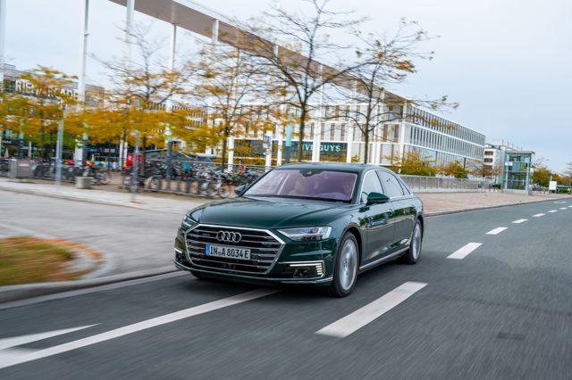 Audi A8 photo 31