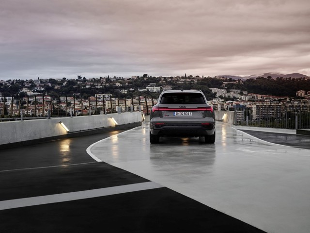 Audi Q8 E-Tron photo 16