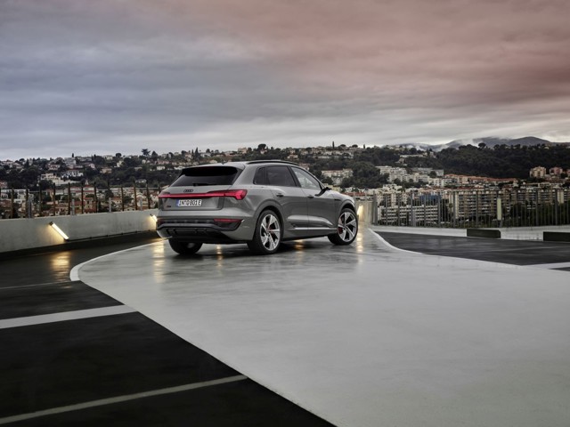 Audi Q8 E-Tron photo 17