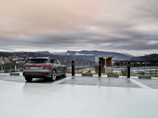 Audi Q8 E-Tron photo 18