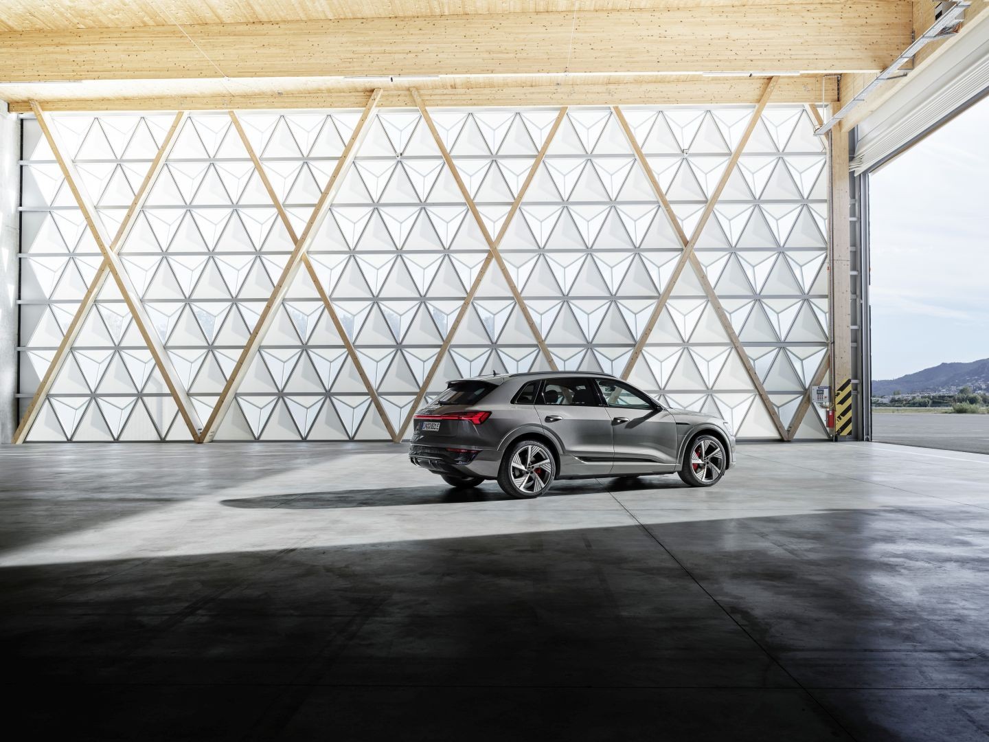 Audi Q8 E-Tron photo 27