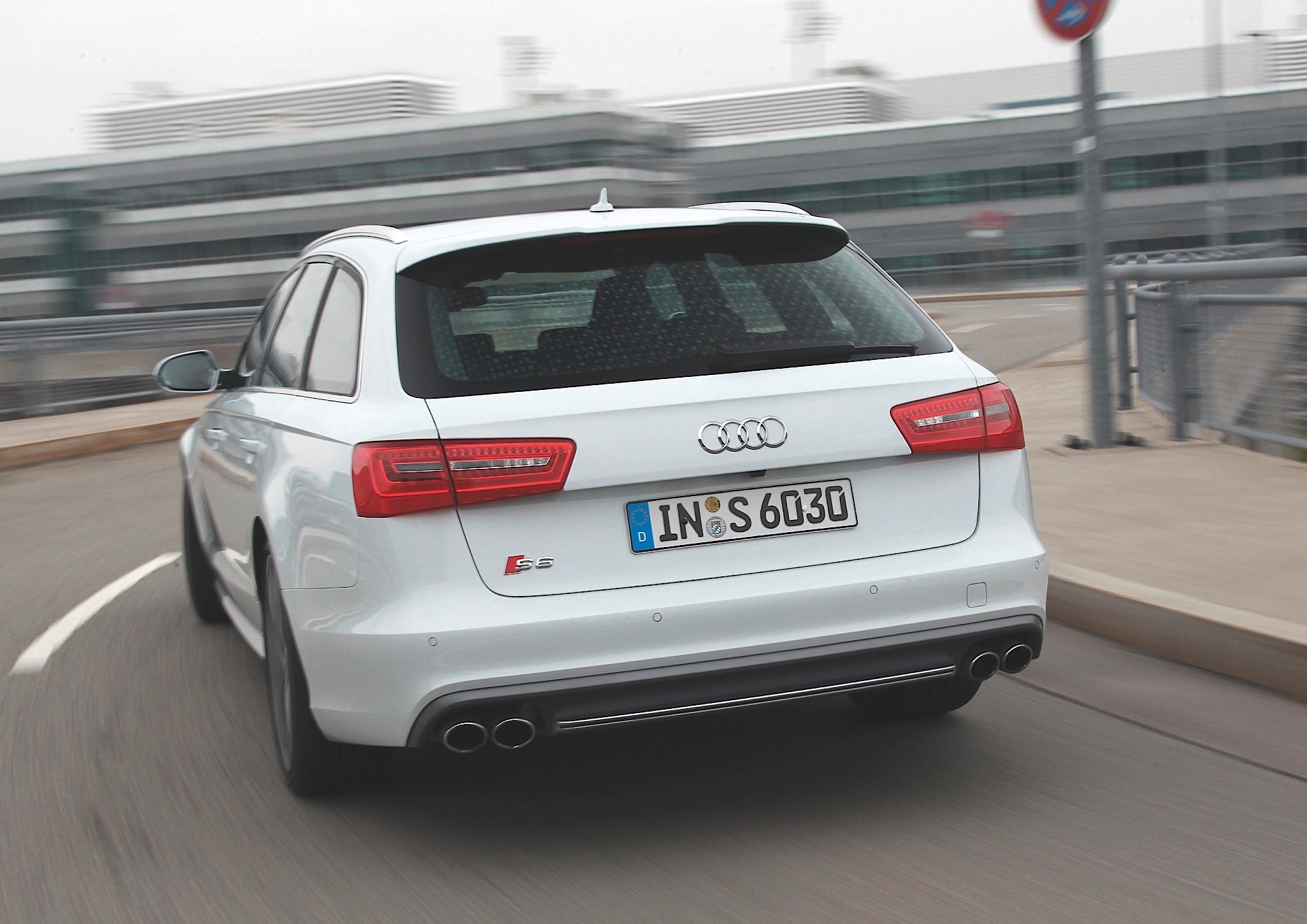 Audi S6 Avant photo 33