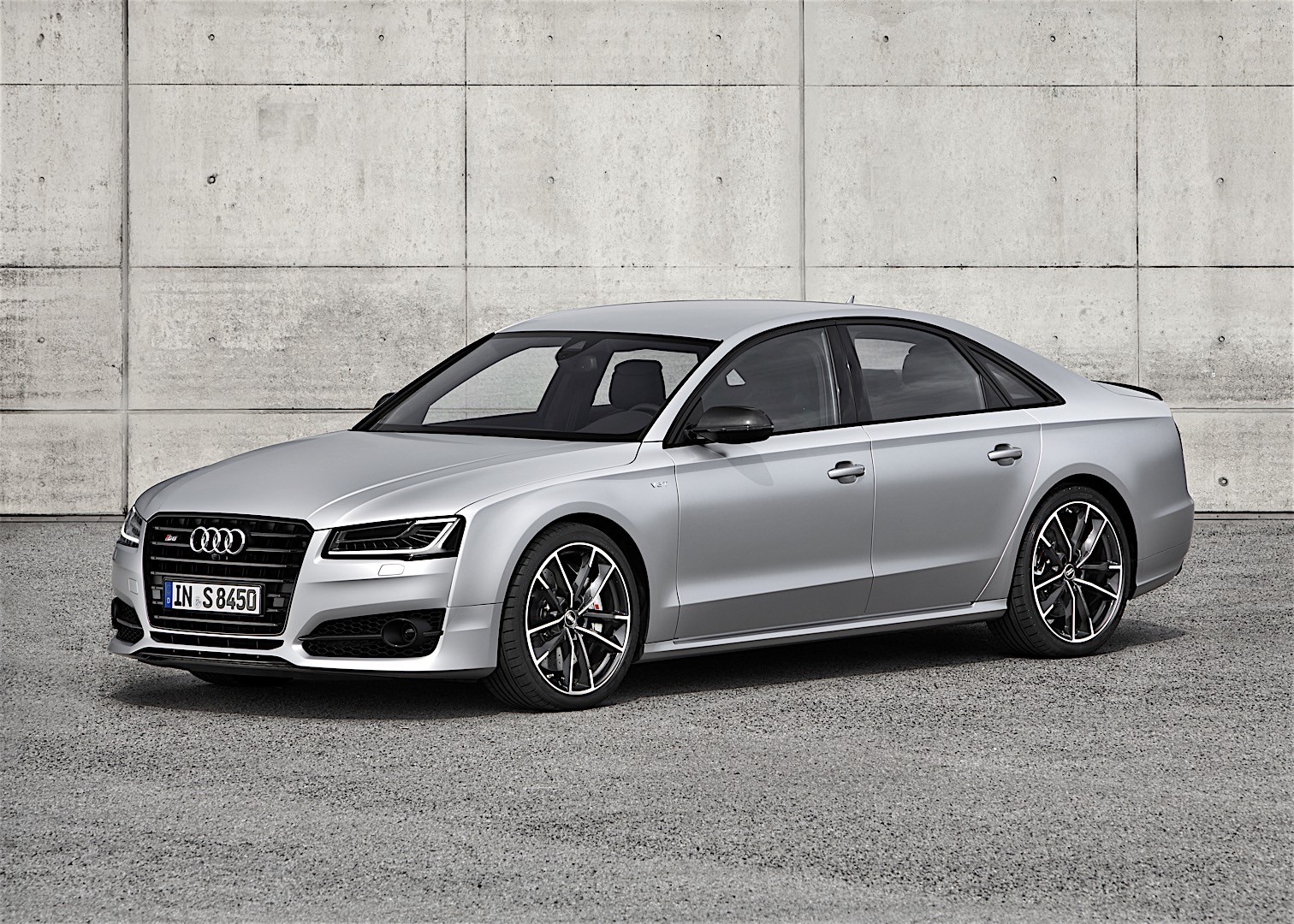Audi S8 Plus photo 16