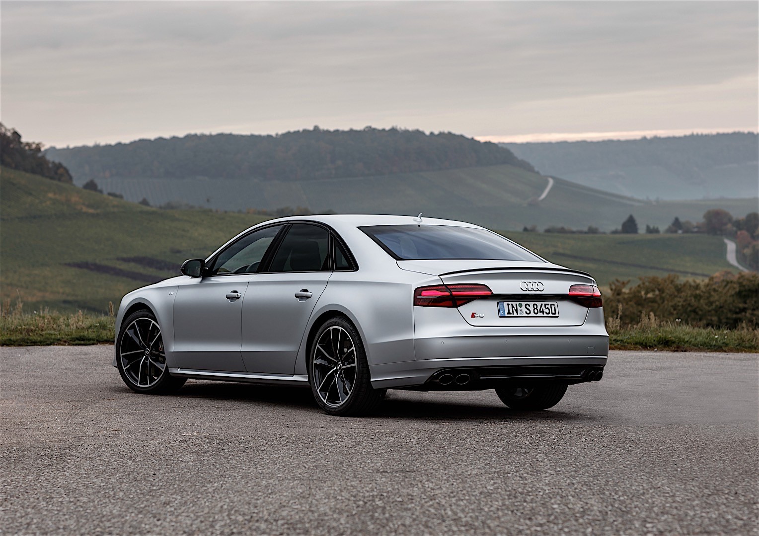 Audi S8 Plus photo 17