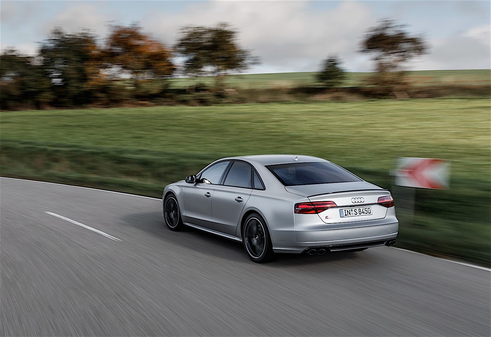 Audi S8 Plus photo 20