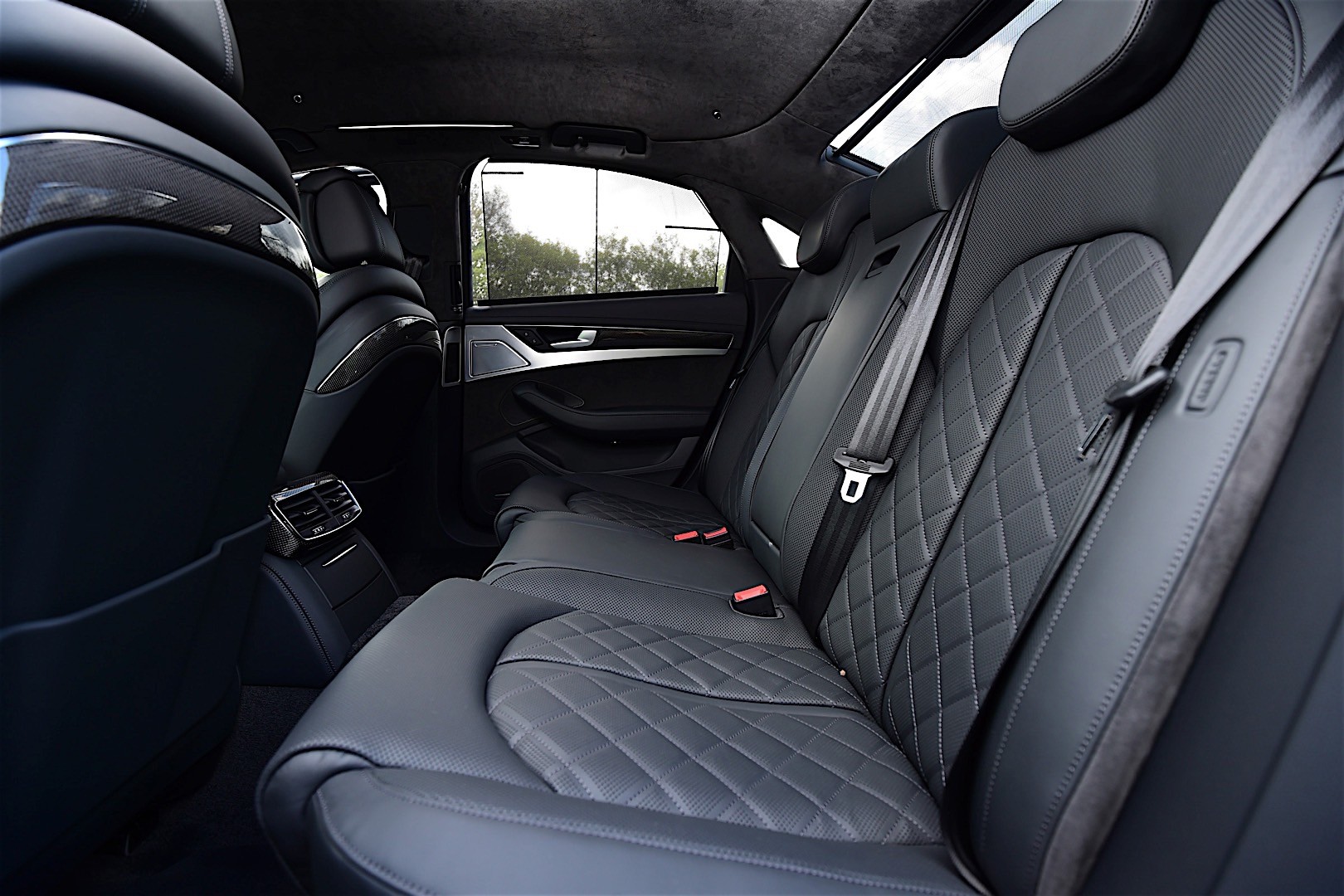 Audi S8 Plus photo 33