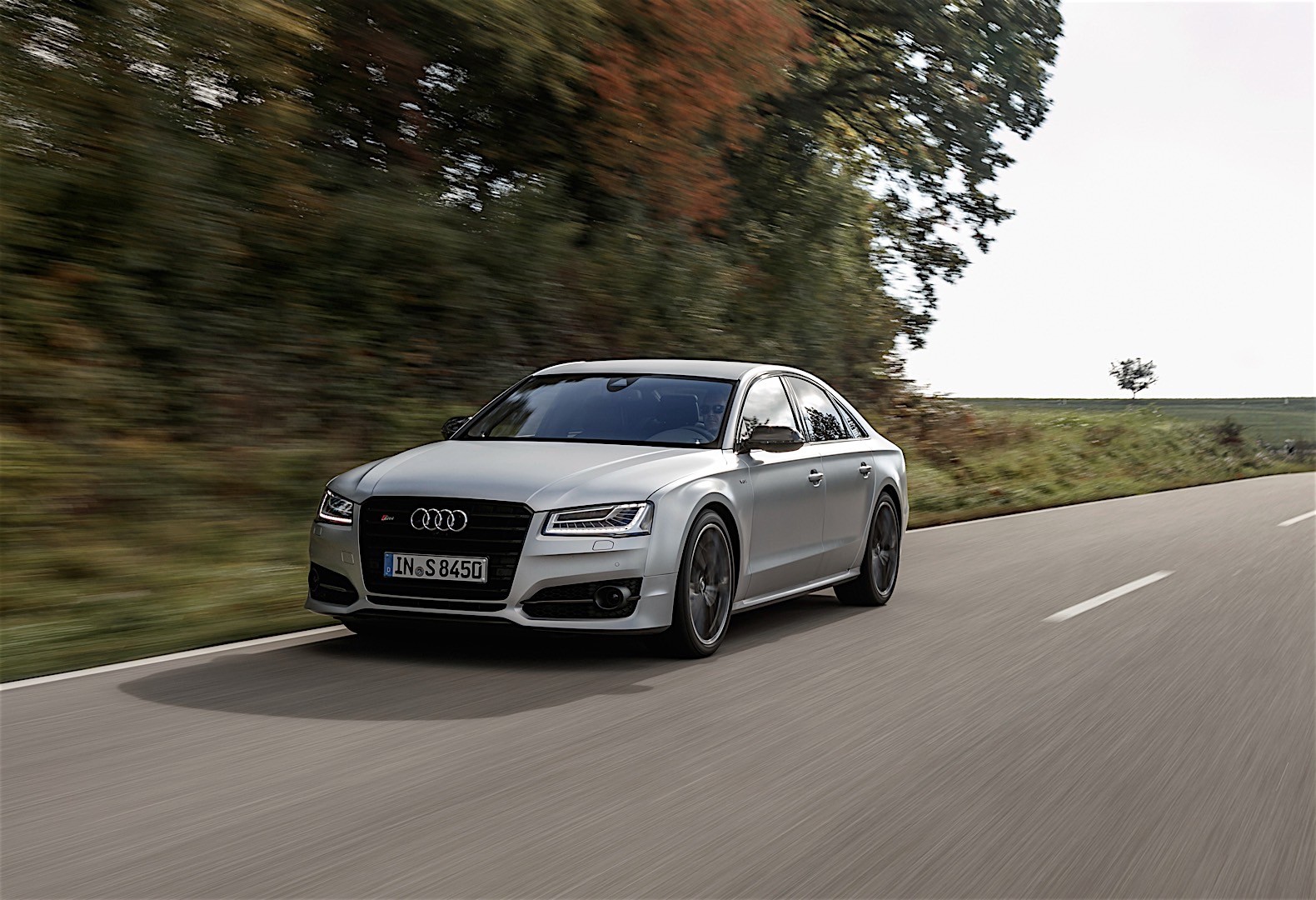 Audi S8 Plus photo 2