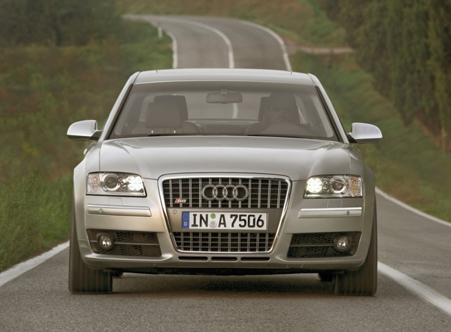 Audi S8 photo 4