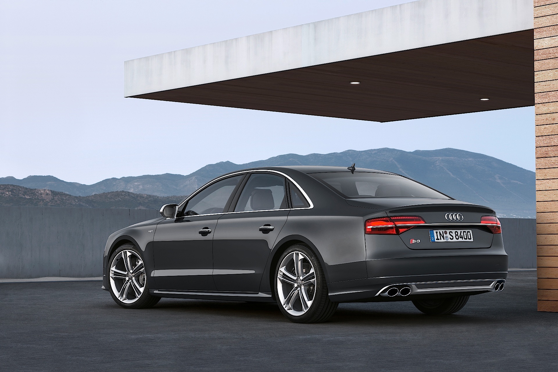 Audi S8 photo 2