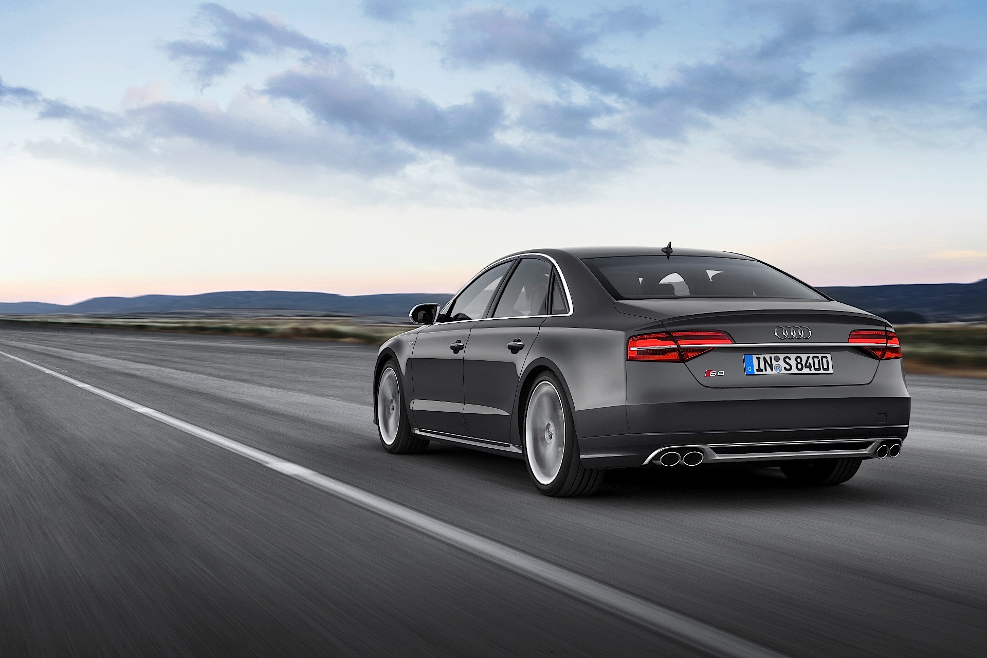 Audi S8 photo 7