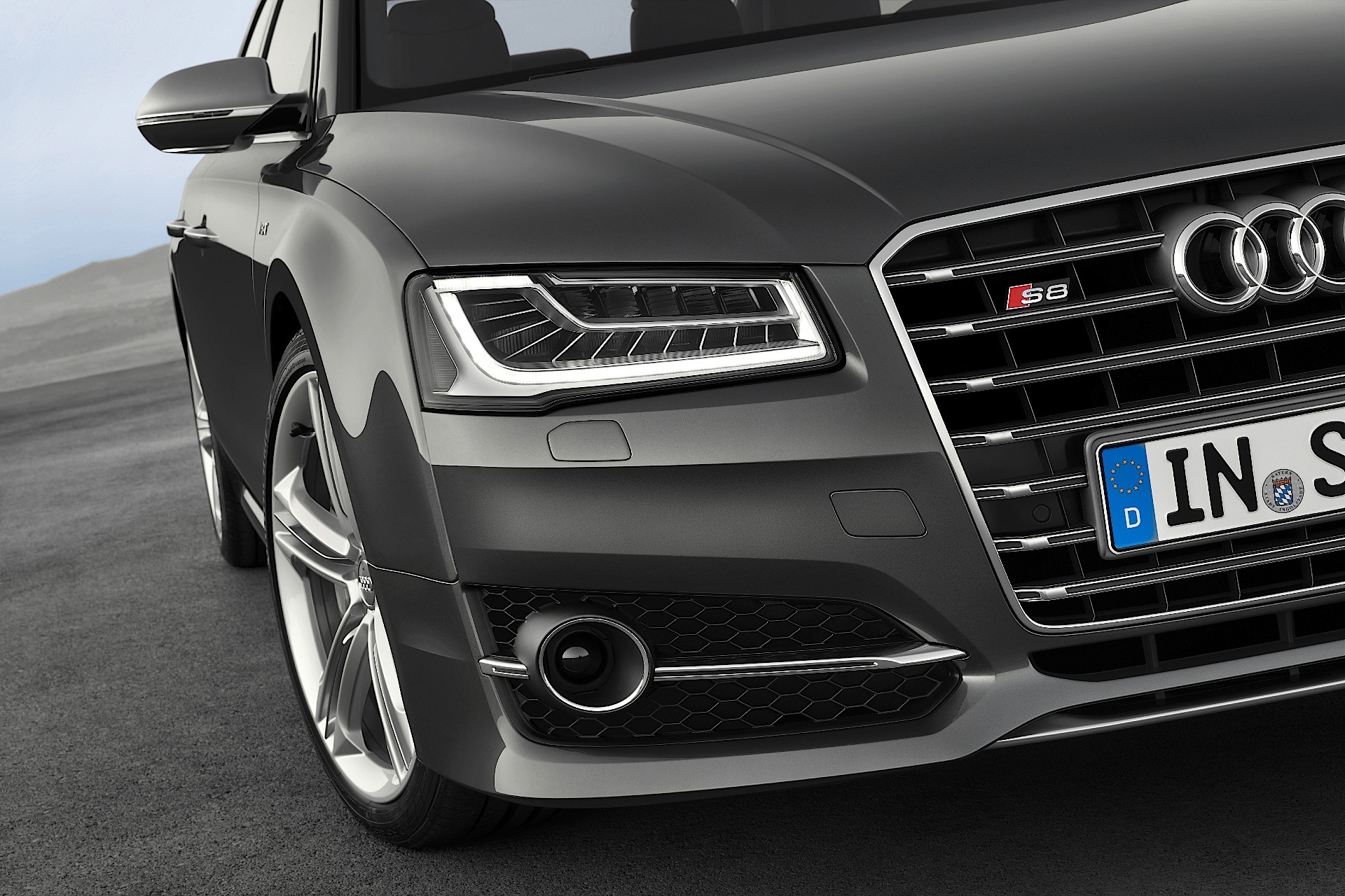 Audi S8 photo 8