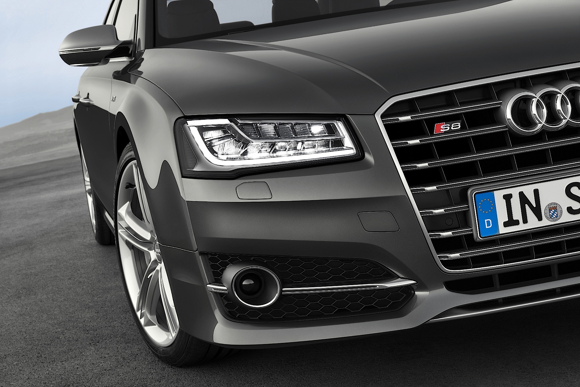 Audi S8 photo 10