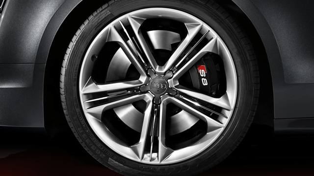 Audi S8 photo 19