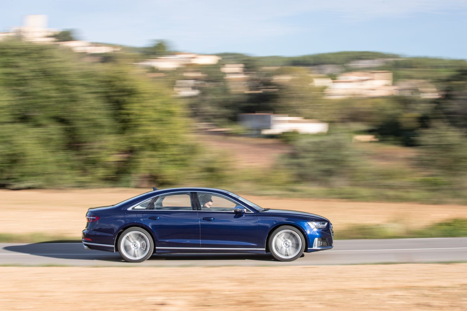 Audi S8 photo 2