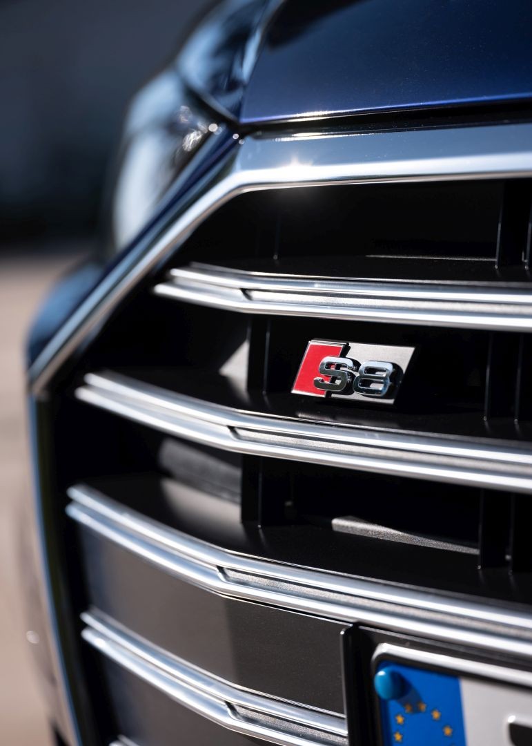 Audi S8 photo 5