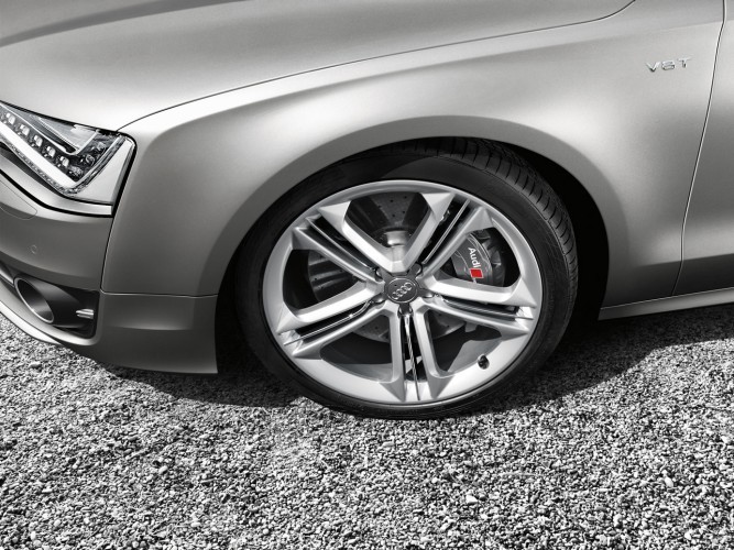 Audi S8 photo 9