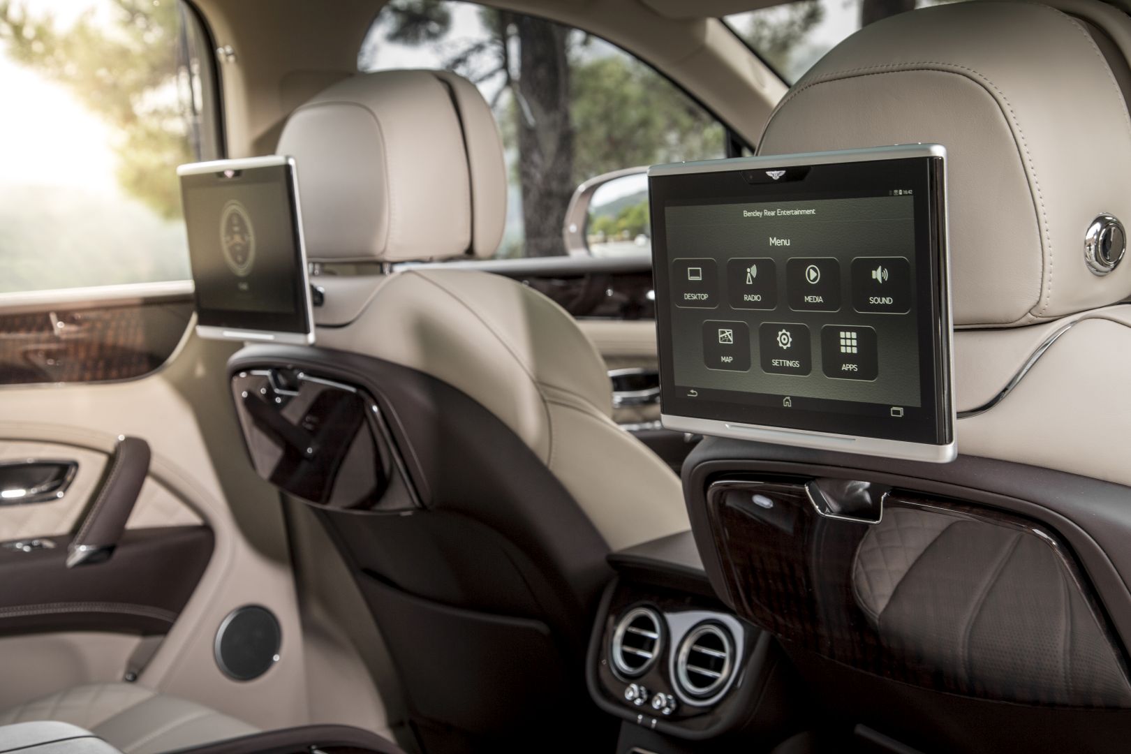 Bentley Bentayga photo 138