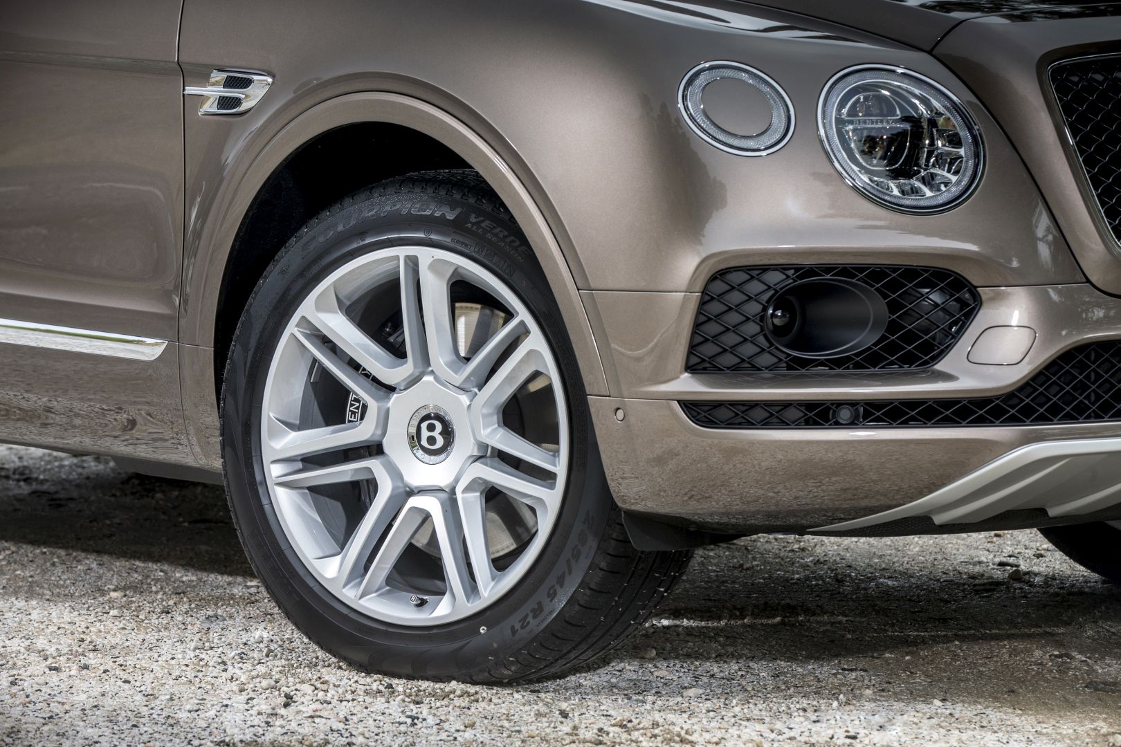 Bentley Bentayga photo 12
