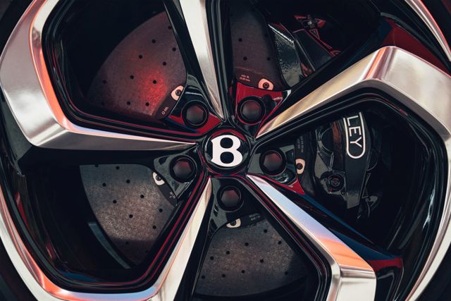 Bentley Bentayga photo 12