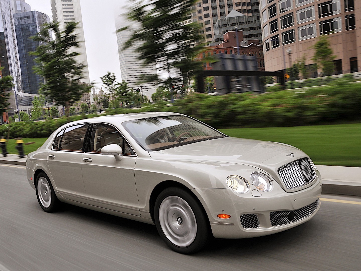 Bentley Continental Flying Spur photo 21