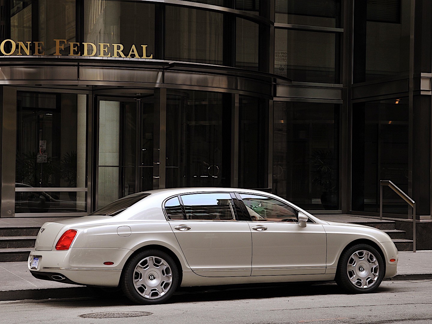 Bentley Continental Flying Spur photo 23