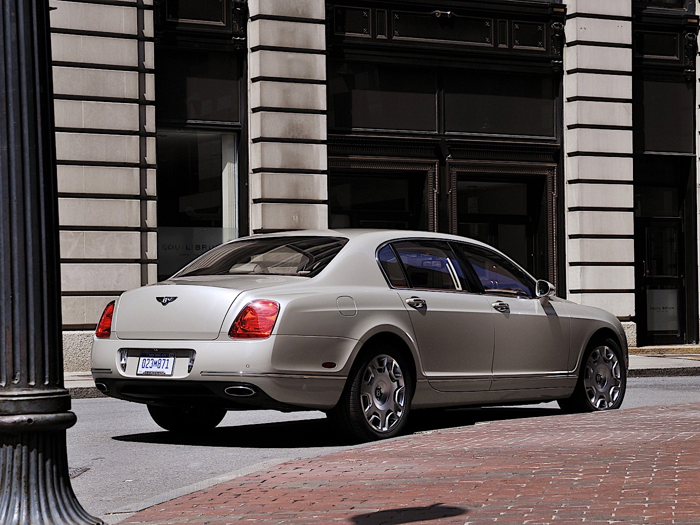 Bentley Continental Flying Spur photo 24